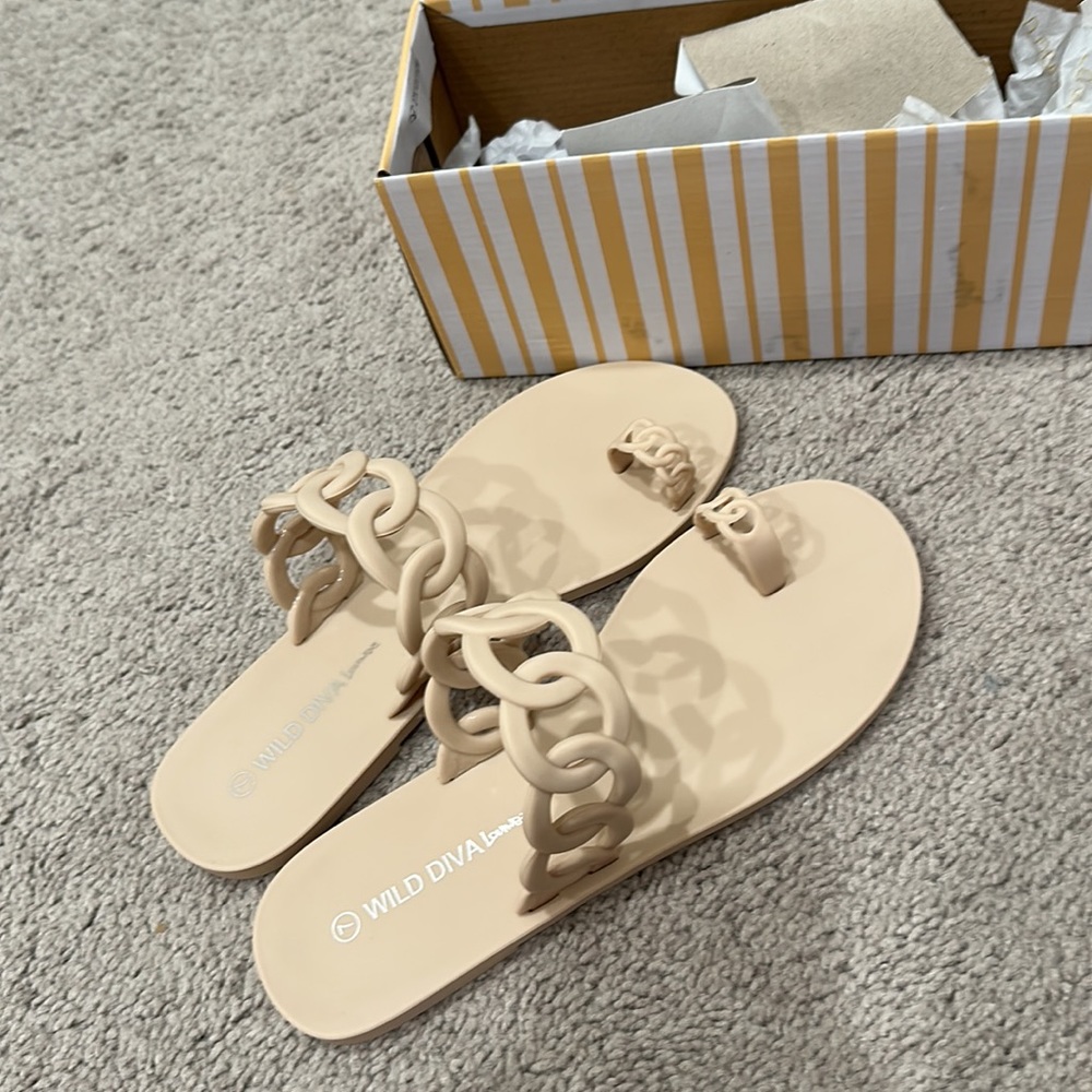 Miss Lola Wild Diva Lounge Toe Ring Beige Neutral Flat Sandals (7) New in Box